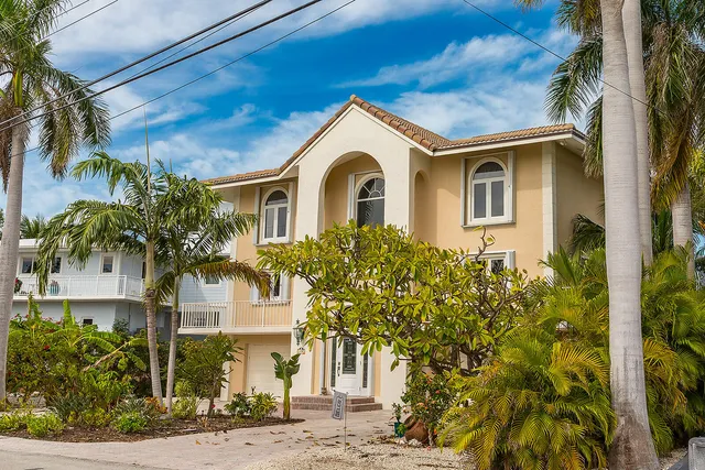 a view of a entrance gate of the house