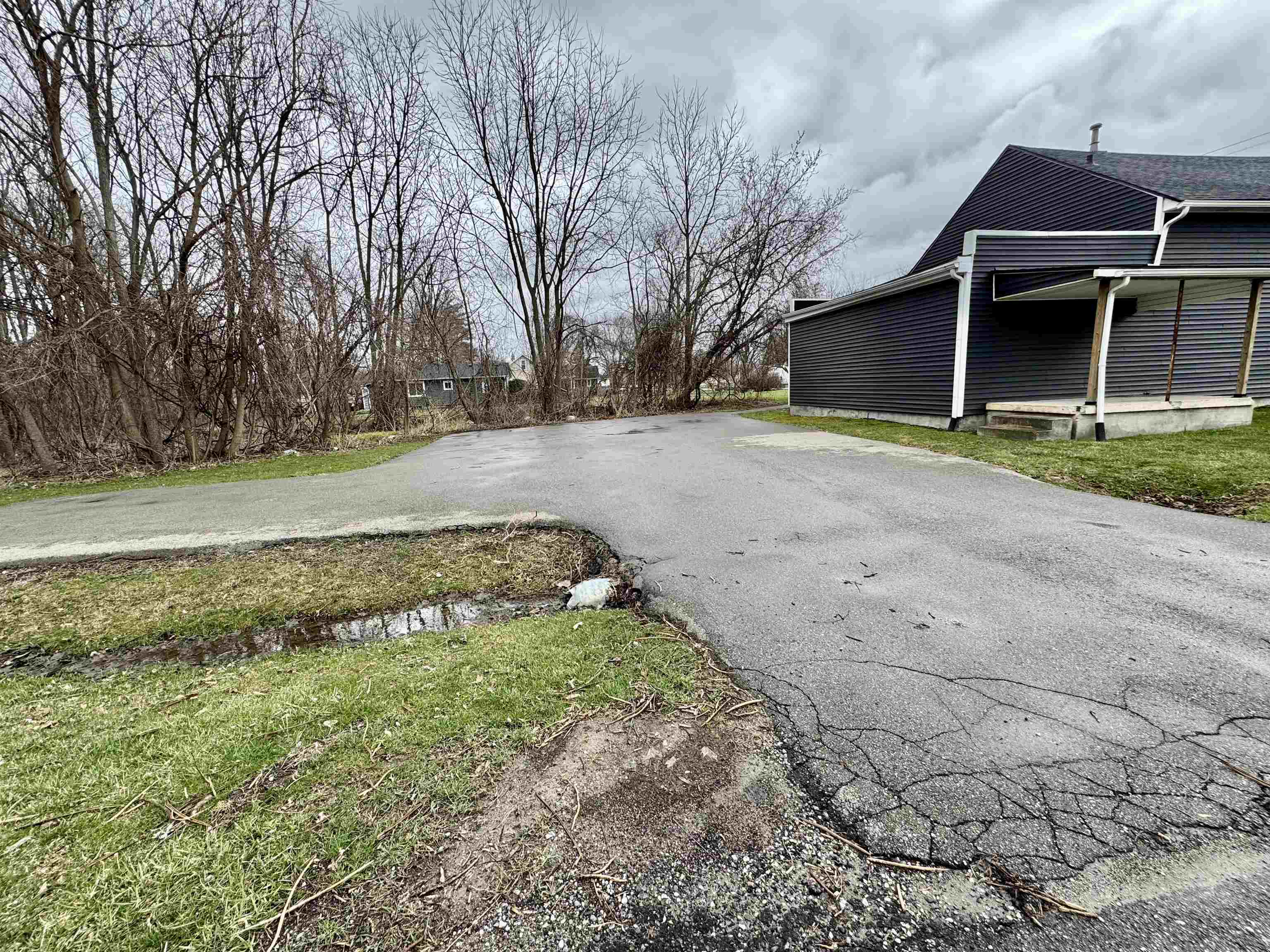 6069 Lapeer Road Burton, MI 48509 - Photo 4 of 34