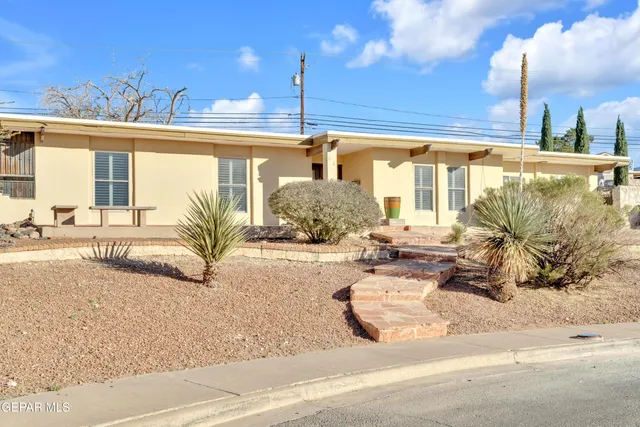 a view of a house with backyard