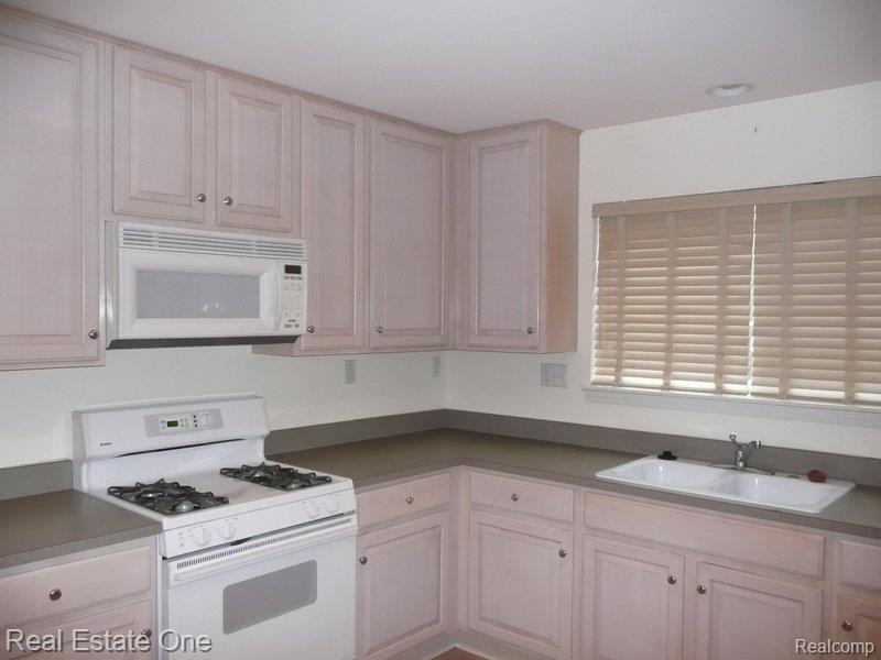 41615 Glade Road, Unit 28 Canton, MI 48187 - Photo 9 of 25 KITCHEN 3.JPG