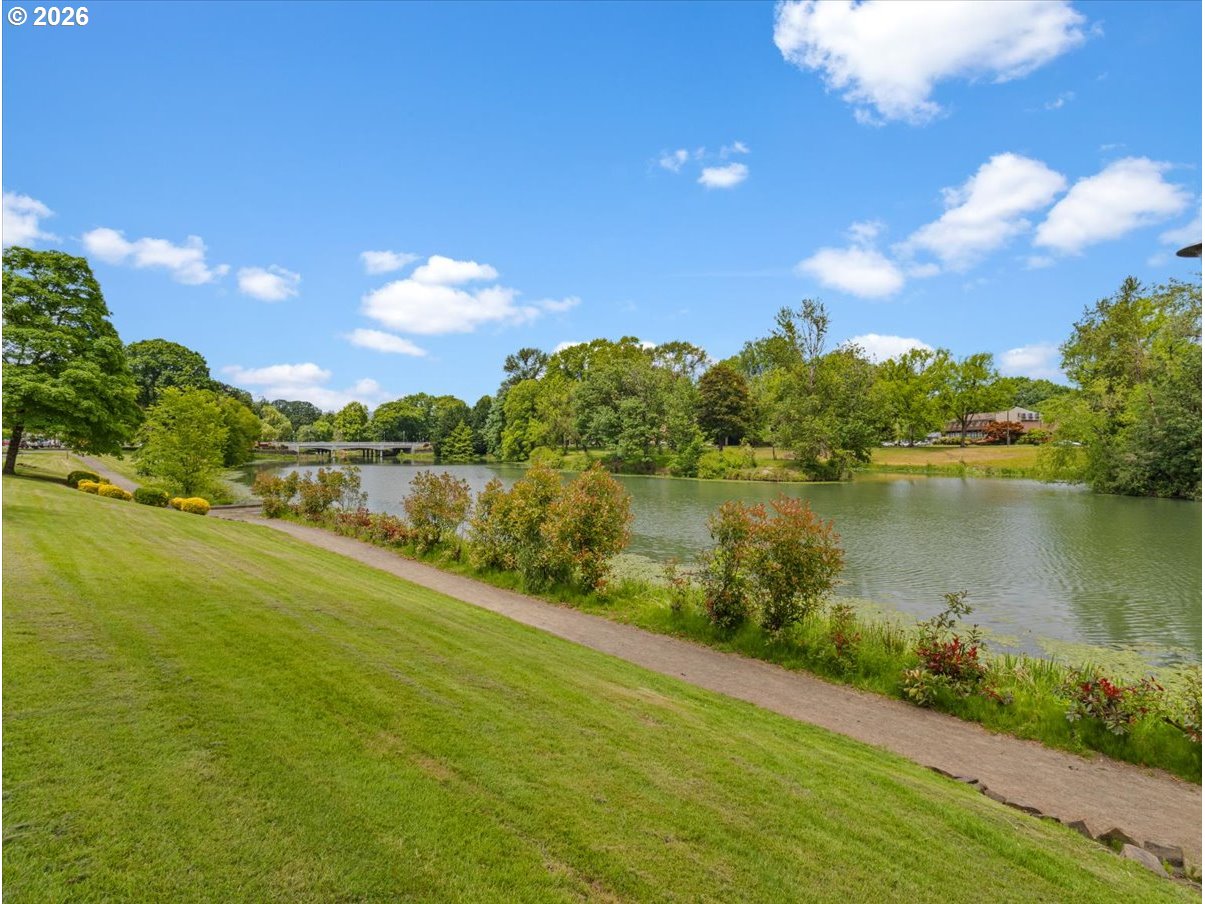 440 25th Avenue Longview, WA 98632 - Photo 24 of 27 a view of a lake in middle of the town