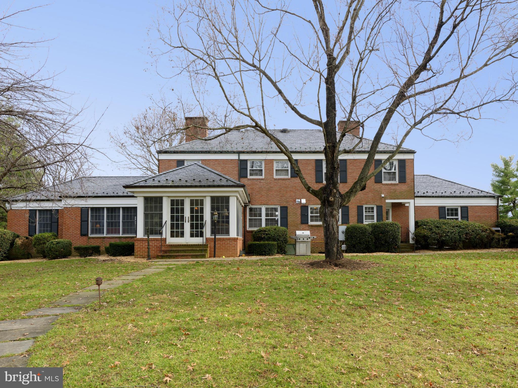 23387 Mersey Road Middleburg, VA 20117 - Photo 7 of 30 Family Room off back opens to a fully fenced yard.