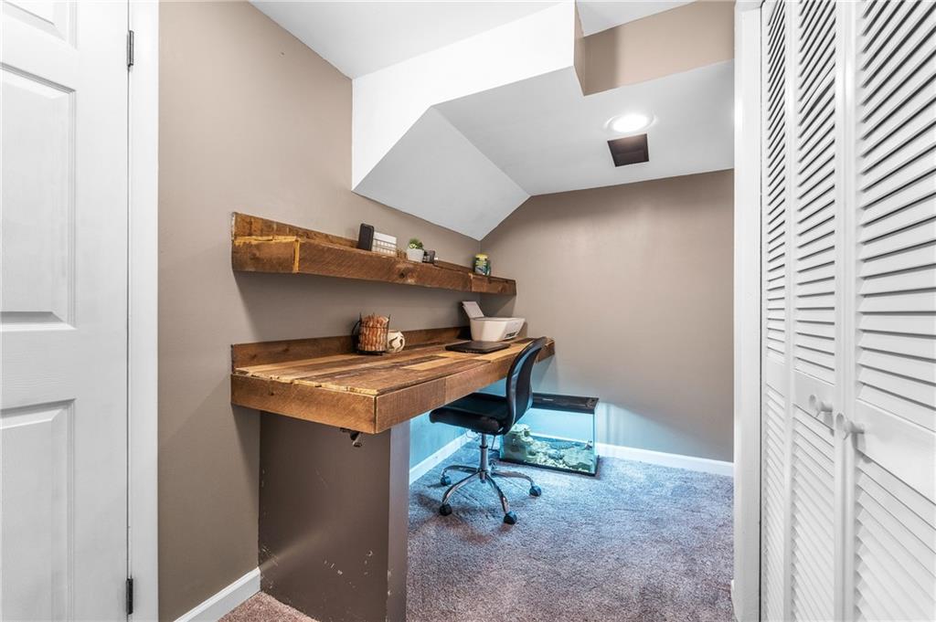 604 Lincoln Street Rochester, PA 15074 - Photo 14 of 23 a workspace with furniture and window