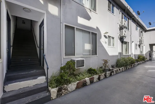 $3,200 | 925 North Curson Avenue, Unit 8, West Hollywood, CA 90046