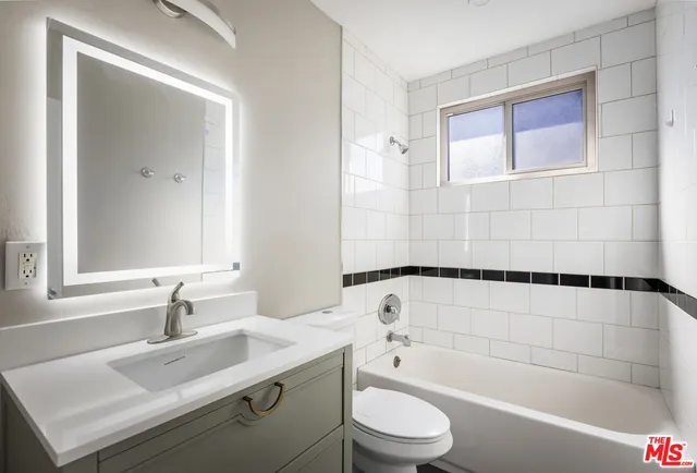 $3,200 | 925 North Curson Avenue, Unit 8, West Hollywood, CA 90046