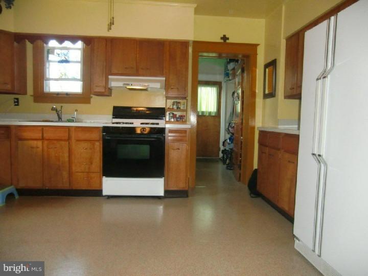 309 East County Line Road Ardmore, PA 19003 - Photo 3 of 23 Kitchen