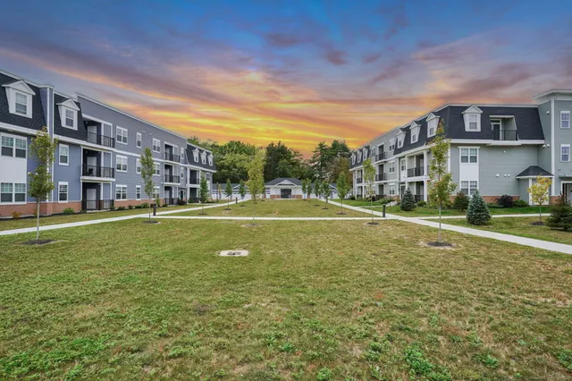 $2,550 | 280 Salmon Brook Street, Unit 1204, Granby, CT 06035