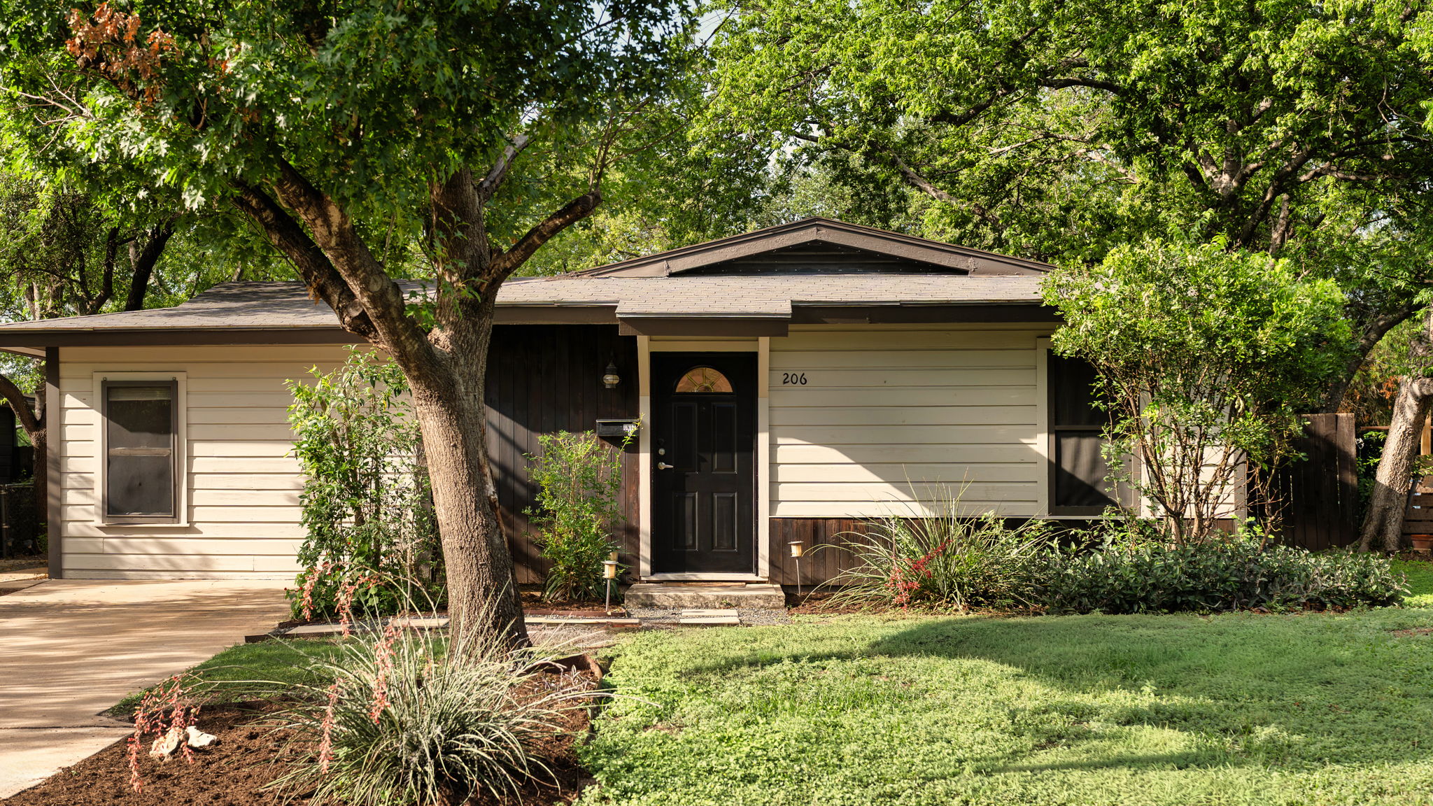 206 East Skyview Road Austin, TX 78752 - Photo 1 of 32 Front yard with mature trees & landscaping