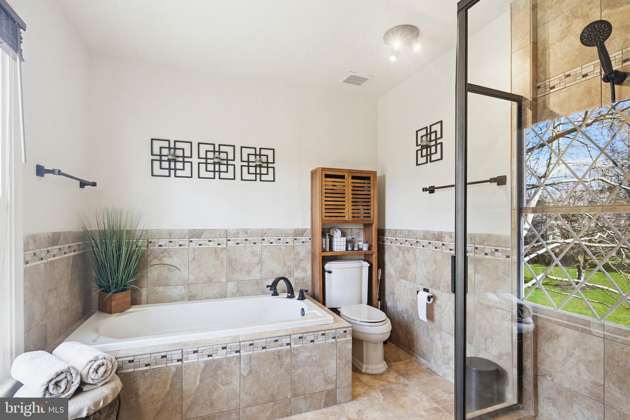 18906 Lindenhouse Road Gaithersburg, MD 20879 - Photo 25 of 48 a bathroom with a sink and bathtub with toilet