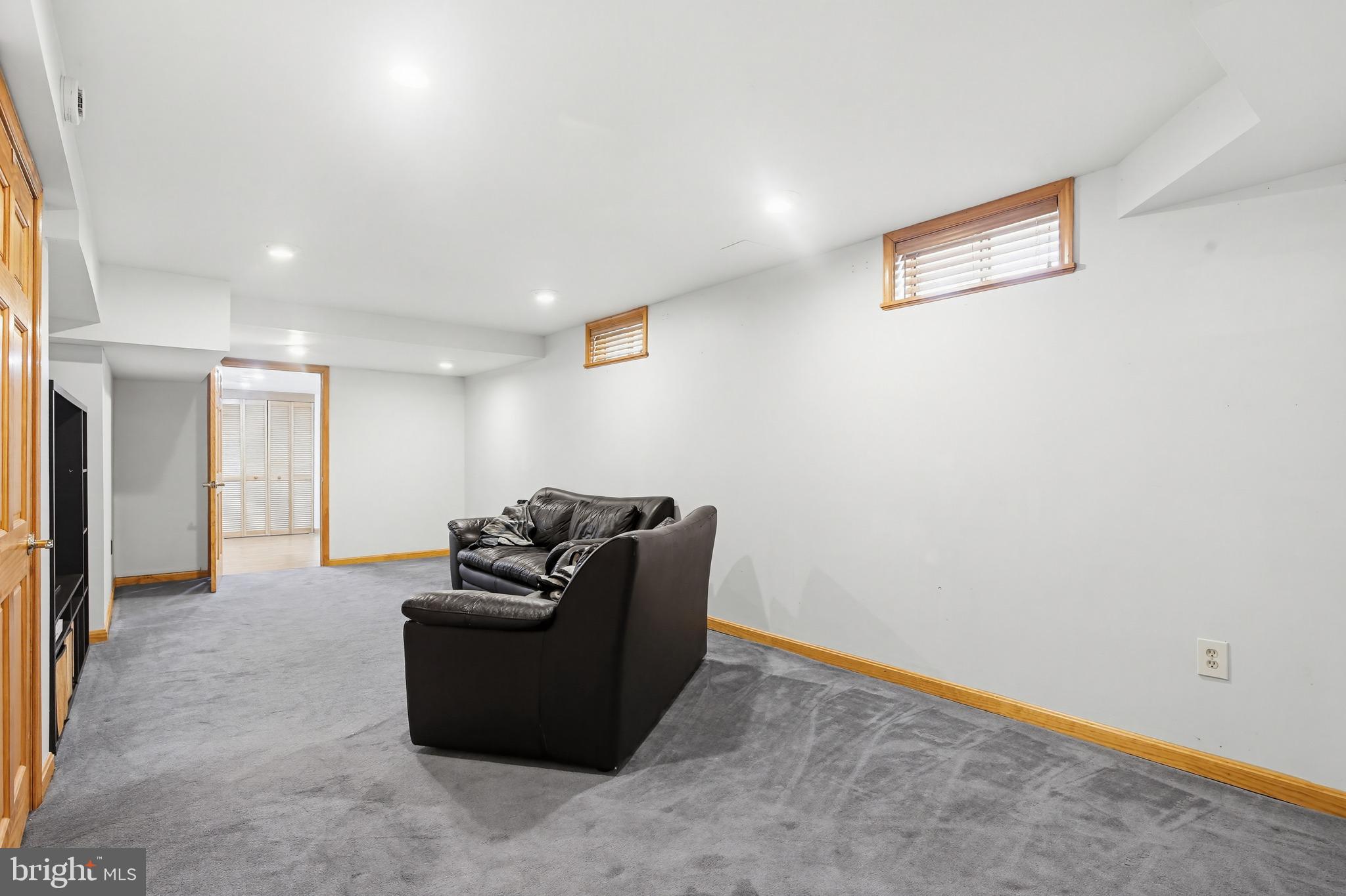 18906 Lindenhouse Road Gaithersburg, MD 20879 - Photo 34 of 48 a living room with furniture and a window