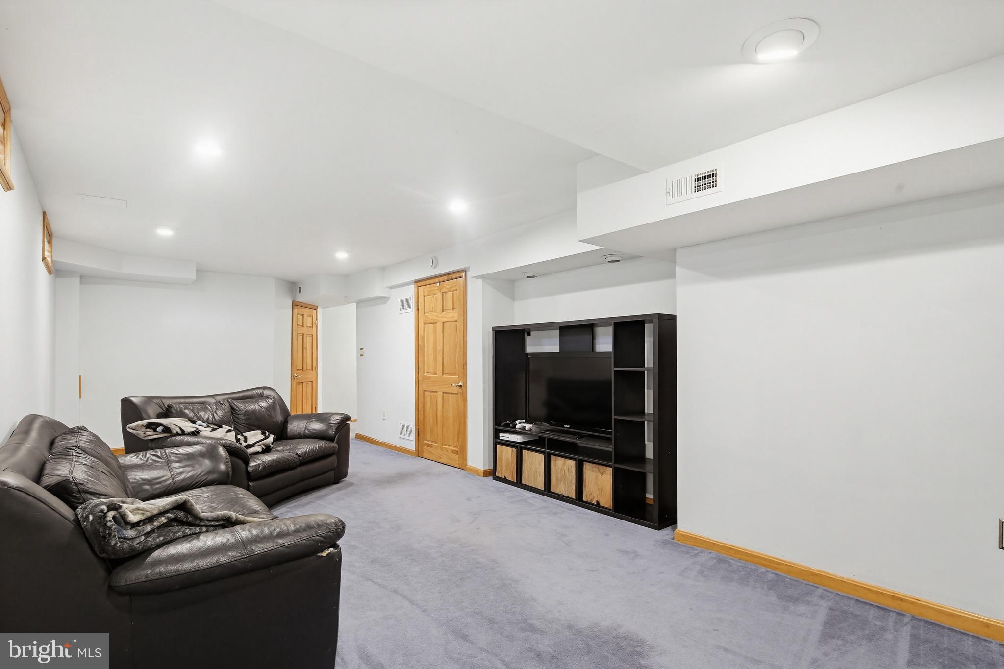 18906 Lindenhouse Road Gaithersburg, MD 20879 - Photo 35 of 48 a living room with furniture and a flat screen tv