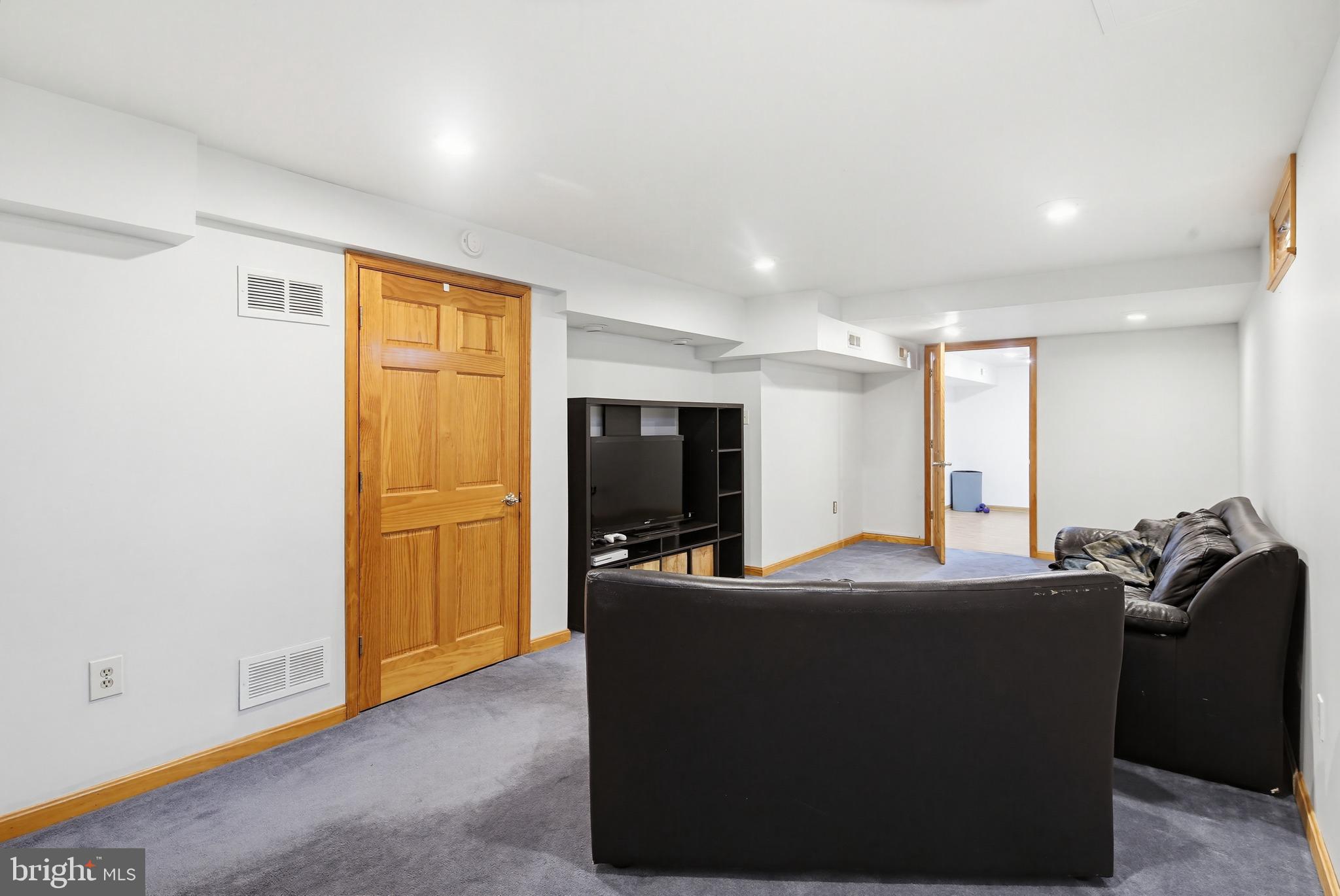 18906 Lindenhouse Road Gaithersburg, MD 20879 - Photo 38 of 48 a living room with furniture and a flat screen tv