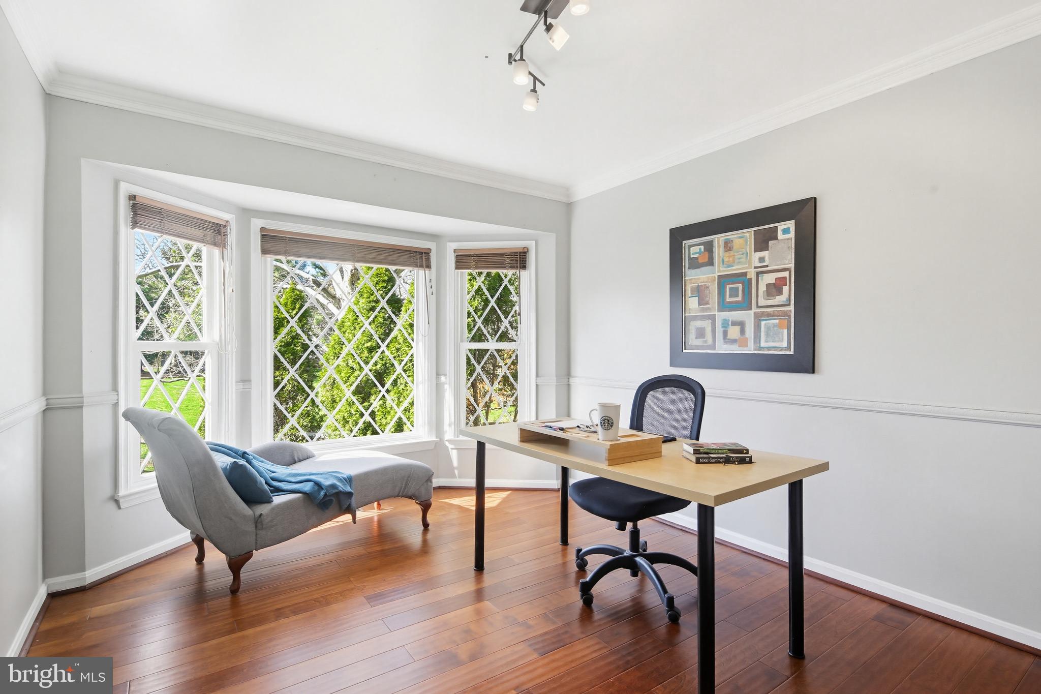 18906 Lindenhouse Road Gaithersburg, MD 20879 - Photo 7 of 48 a living room with furniture and a window