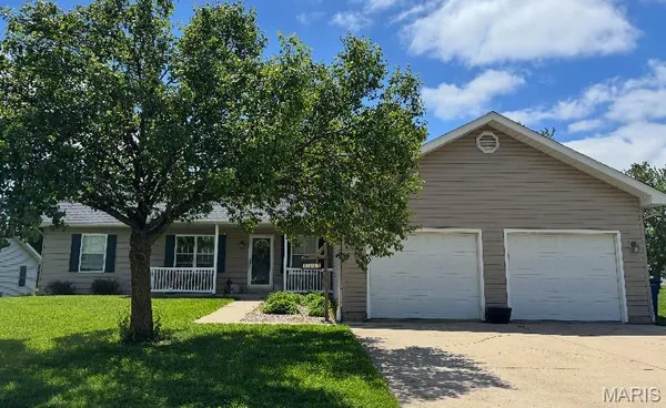 $300,000 | 1304 Eagle Drive, Greenville, IL 62246