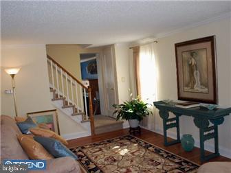 864 Cricket Road Secane, PA 19018 - Photo 2 of 12 Living Room