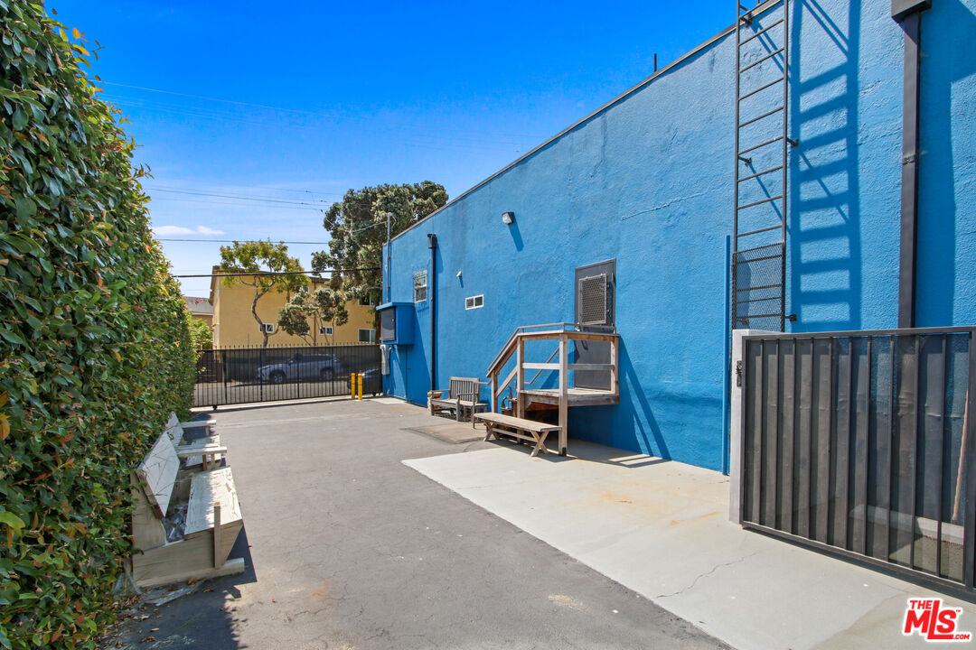 2331 4th Street Santa Monica, CA 90405 - Photo 3 of 10 a car parked in front of a building