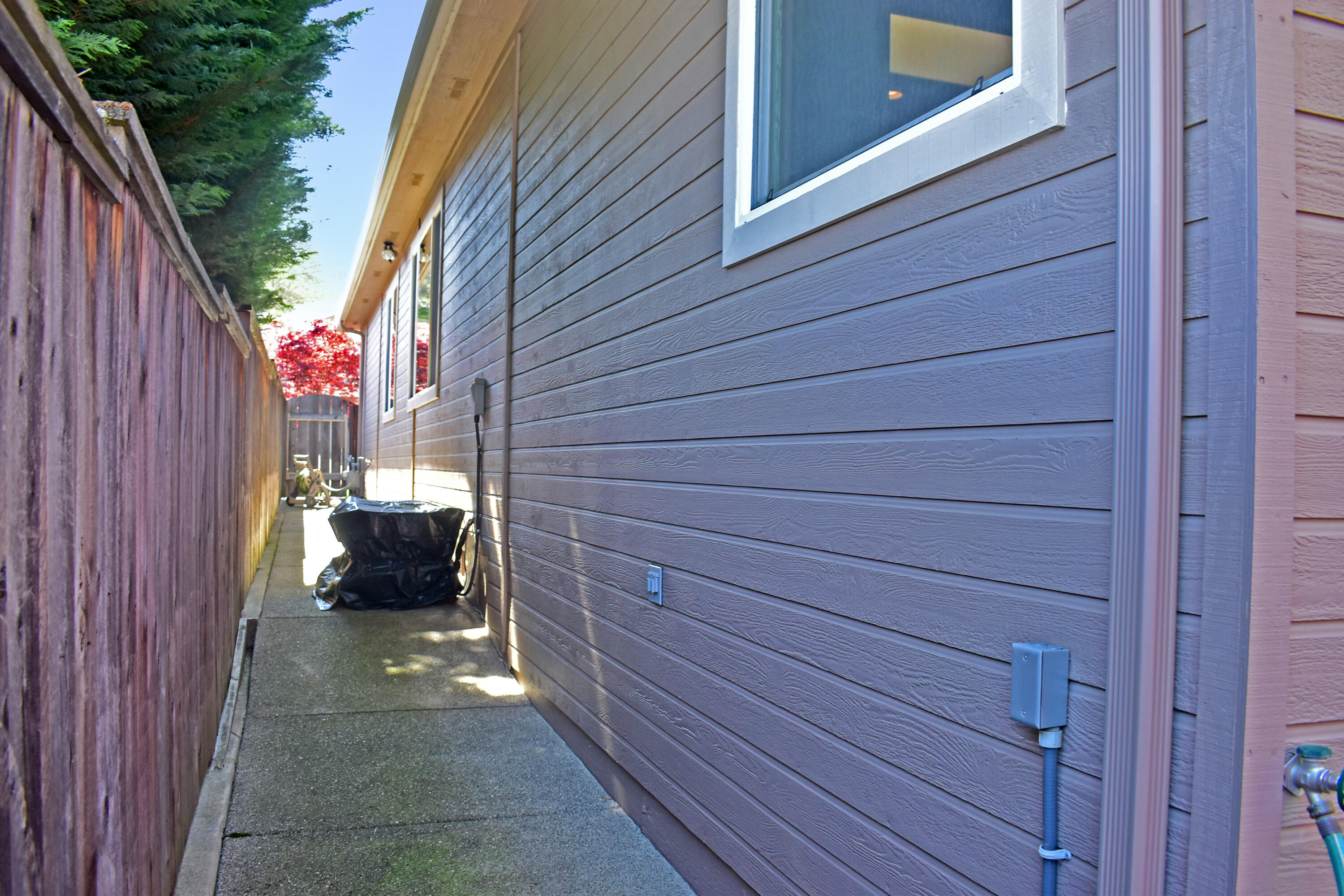 479 Quail Run Eagle Point, OR 97524 - Photo 45 of 51 Side yard