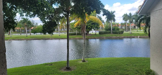 $2,000 | 1523 Lake Crystal Drive, Unit E, West Palm Beach, FL 33411