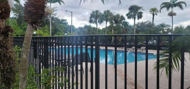 $2,000 | 1523 Lake Crystal Drive, Unit E, West Palm Beach, FL 33411