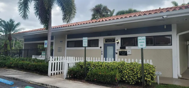 $2,000 | 1523 Lake Crystal Drive, Unit E, West Palm Beach, FL 33411