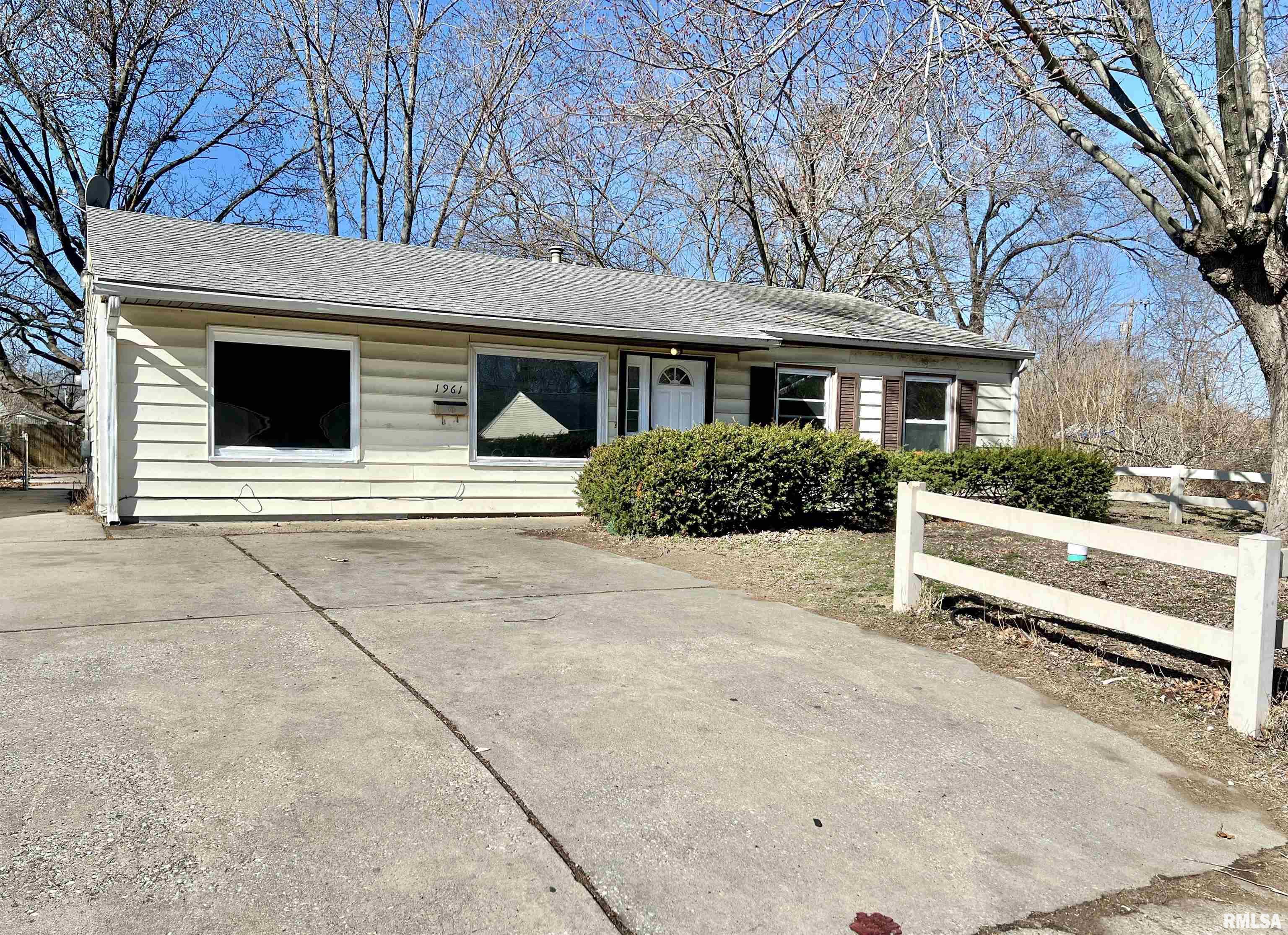 1961 Gregory Court Springfield, IL 62703 - Photo 1 of 17