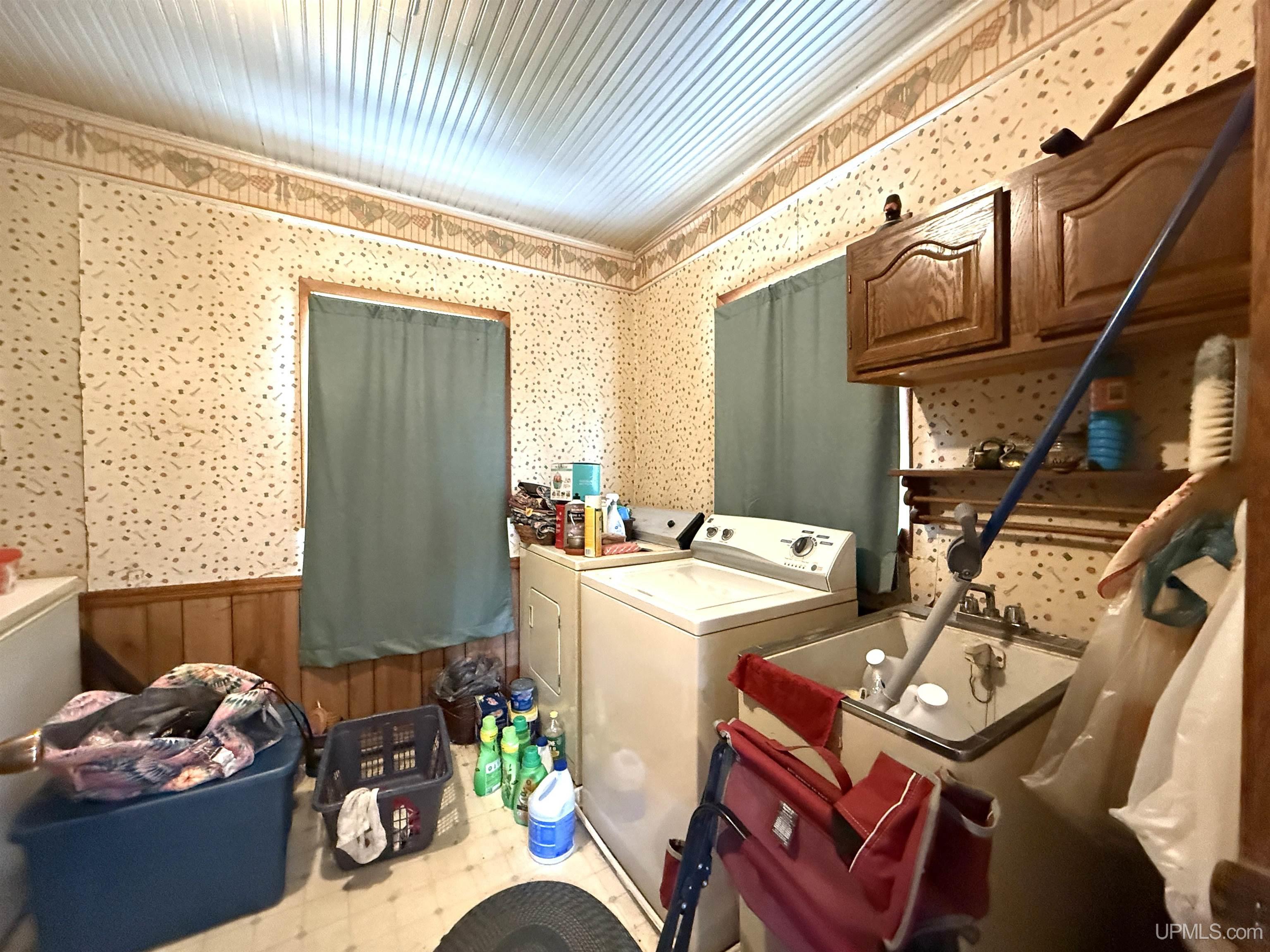 4060 18th Road Escanaba, MI 49829 - Photo 8 of 37