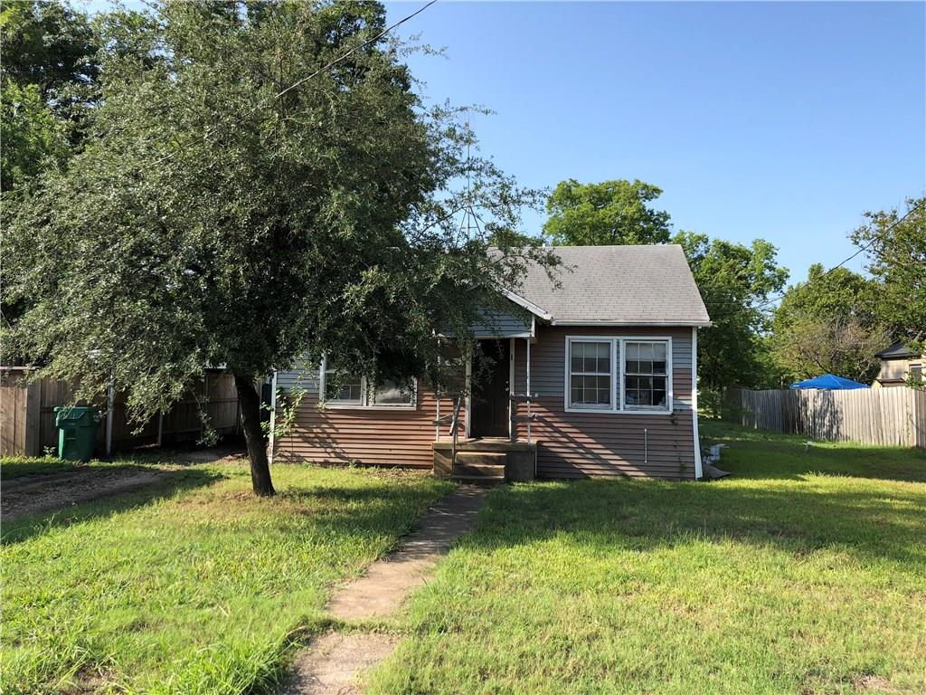 a view of a house with backyard