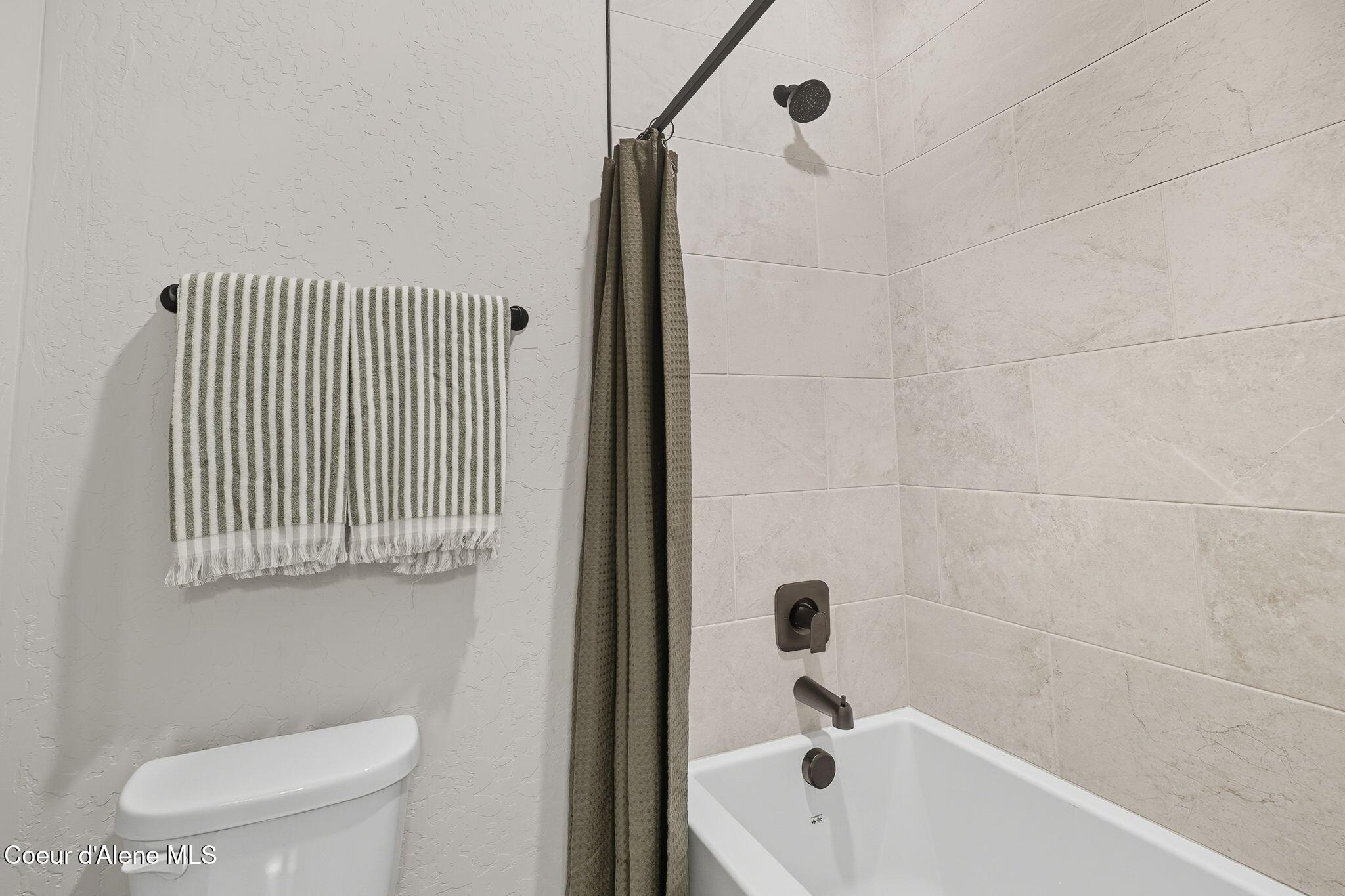 3276 North Grandmill Lane, Unit 103 Coeur D'Alene, ID 83814 - Photo 22 of 39 Guest Bathroom- Tub