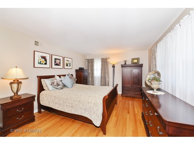 469 Repton Road Riverside, IL 60546 - Photo 10 of 15