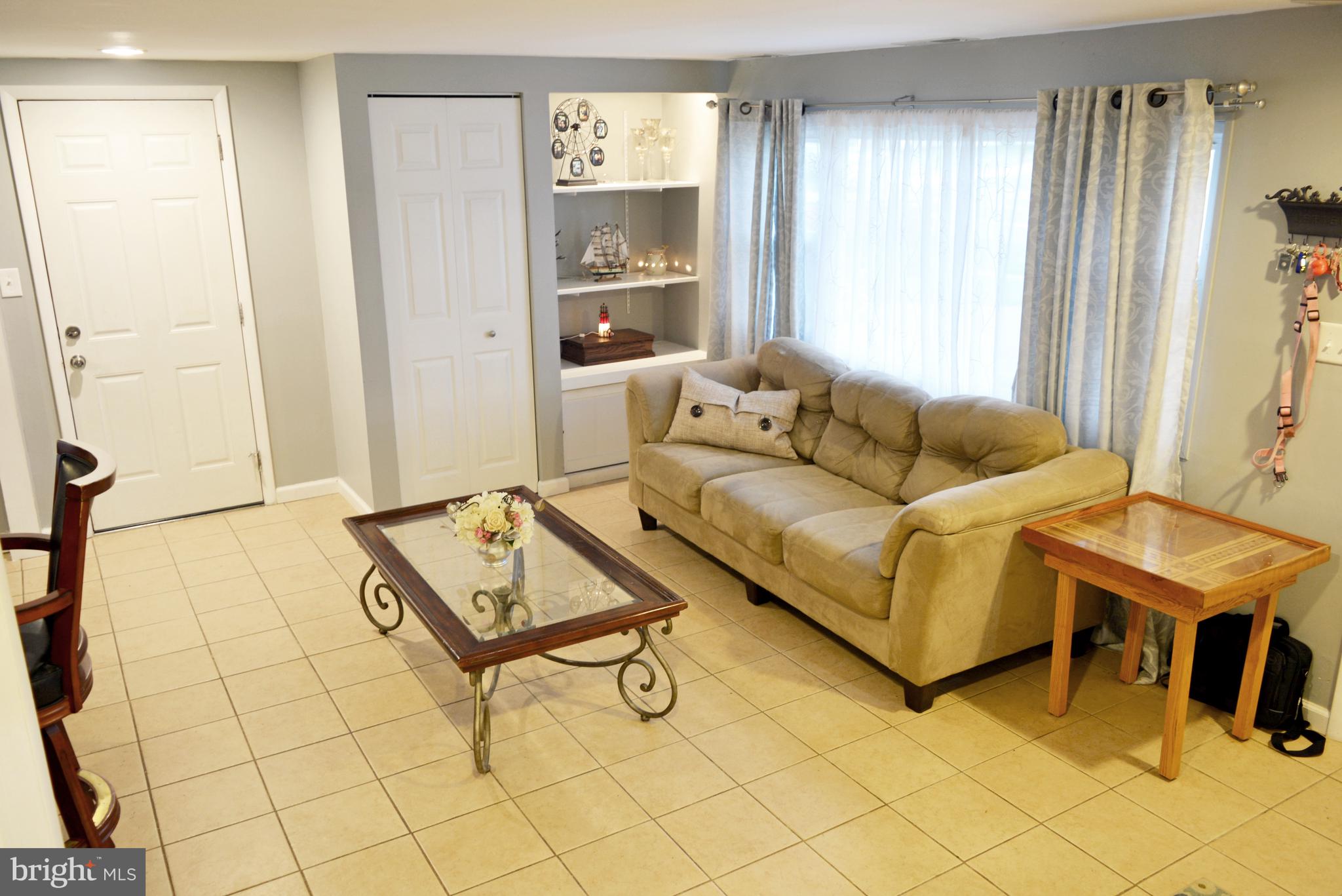 711 South Harmony Road Newark, DE 19713 - Photo 3 of 23 Family Room with Built-Ins