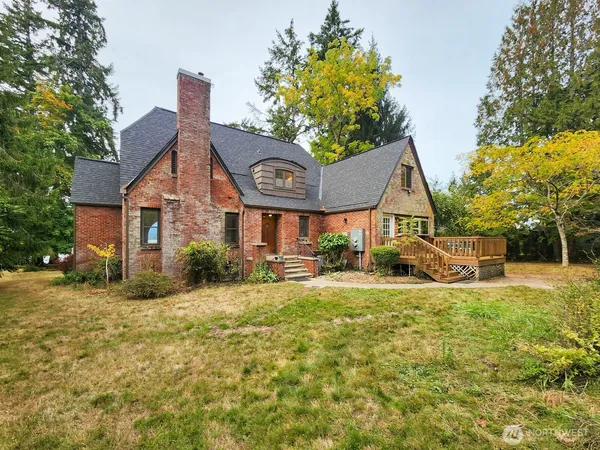 a view of a house with a outdoor space