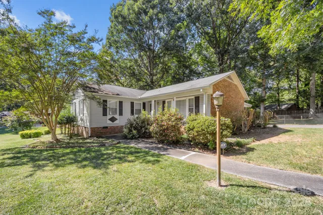 a view of a house with backyard and tree