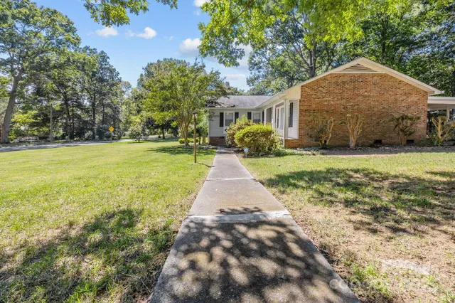 a view of a yard in front of house