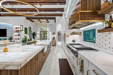 a view of a house with backyard and a tree