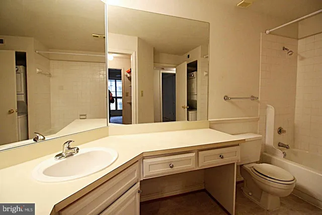 $1,995 | 3902 Penderview Drive, Unit 1423, Fairfax, VA 22033