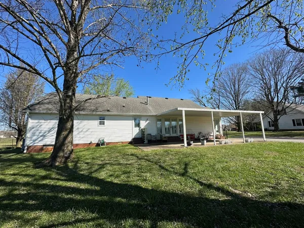 a view of a house with a backyard