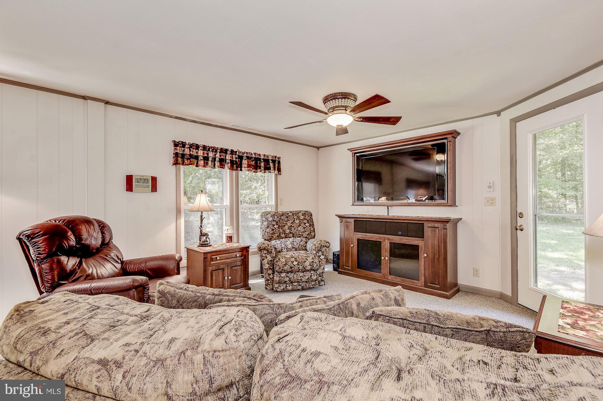 17600 St Jeromes Neck Road Dameron, MD 20628 - Photo 13 of 32 Living Room