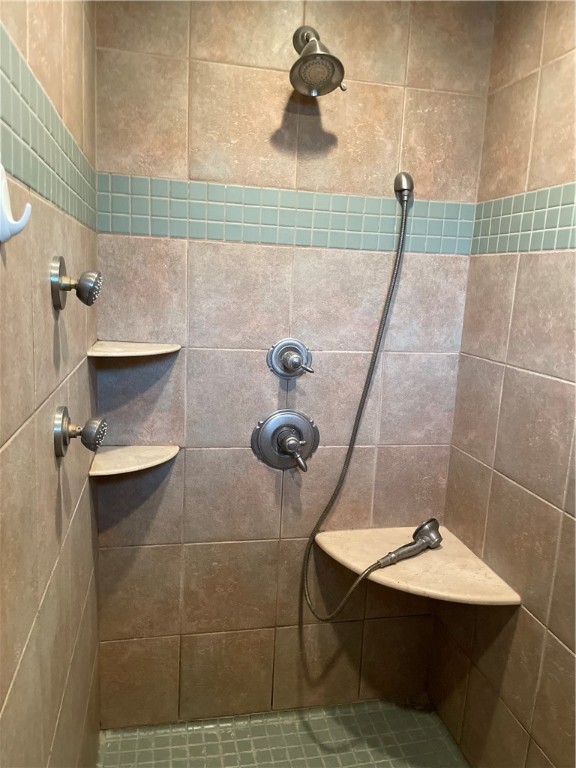 584 Knox Street Nahunta, GA 31553 - Photo 14 of 37 master shower