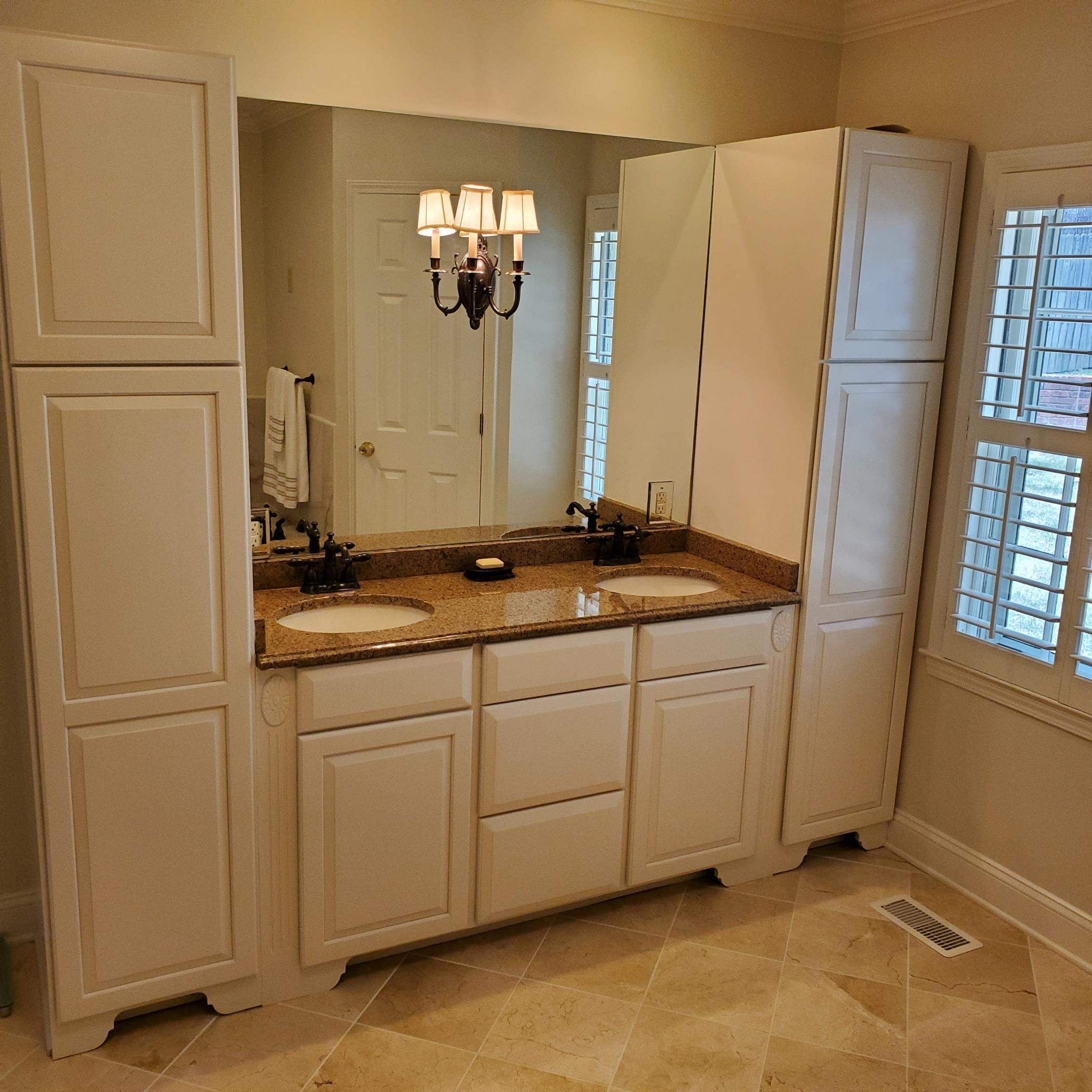 195 South Grove Park Road Memphis, TN 38117 - Photo 11 of 25 a room with a refrigerator and a window