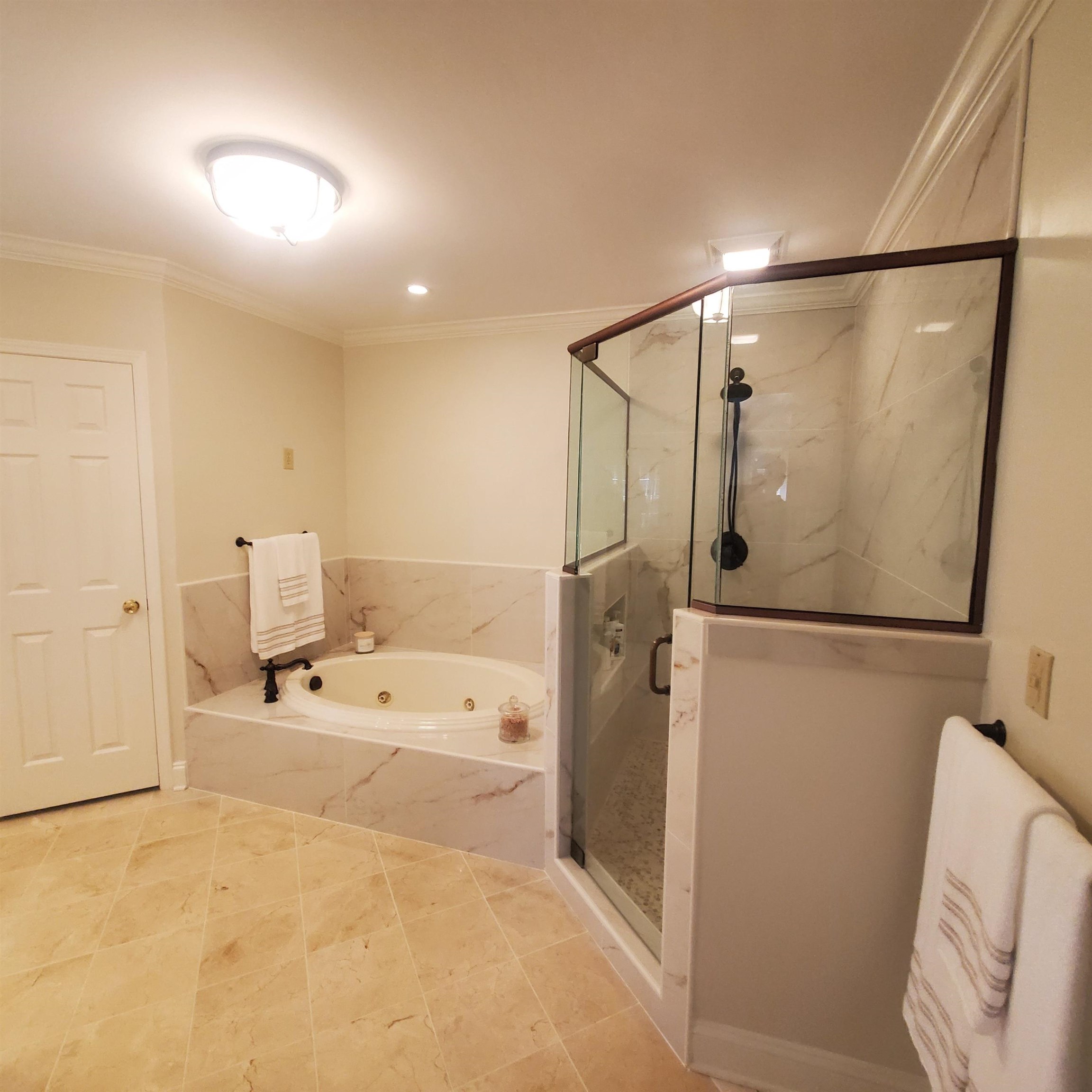 195 South Grove Park Road Memphis, TN 38117 - Photo 12 of 25 a bathroom with a bathtub and a shower