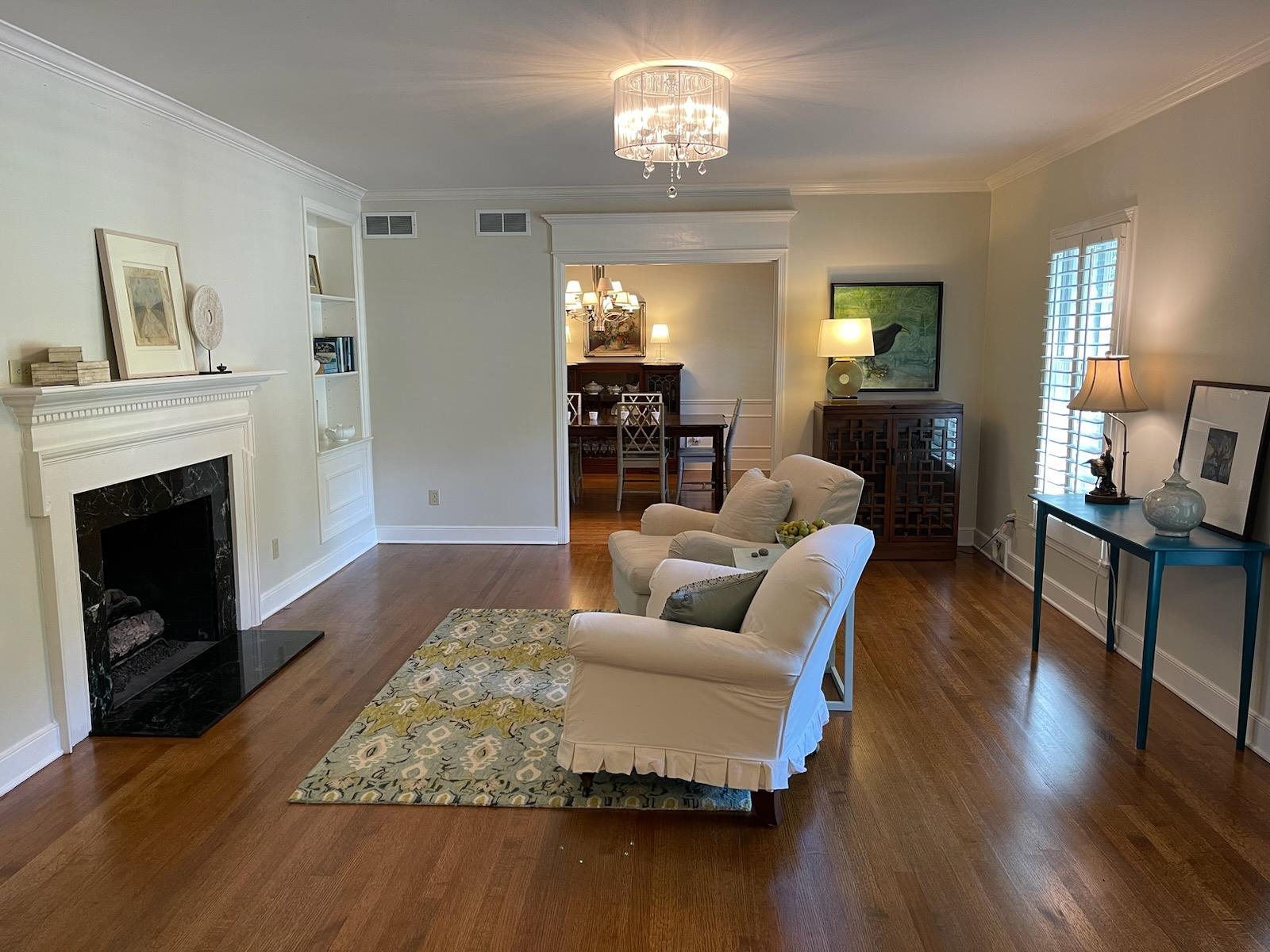 195 South Grove Park Road Memphis, TN 38117 - Photo 4 of 25 a living room with furniture and a fireplace