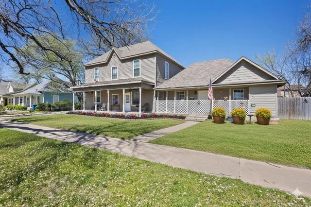 $850 | 909 West Chestnut Street, Denison, TX 75020