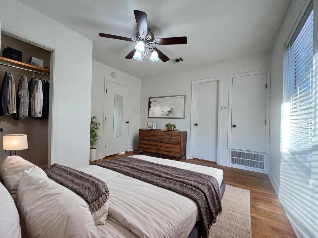 928 East 56th Street Austin, TX 78751 - Photo 11 of 30 Virtual Staging