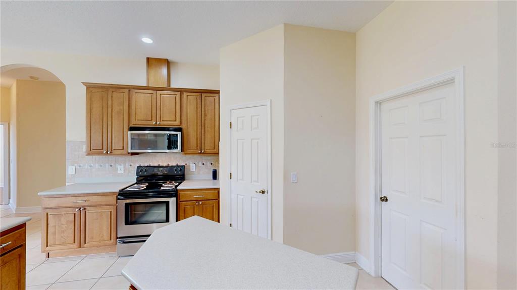 586 Huntington Pines Drive Ocoee, FL 34761 - Photo 30 of 51 a kitchen with cabinets and appliances