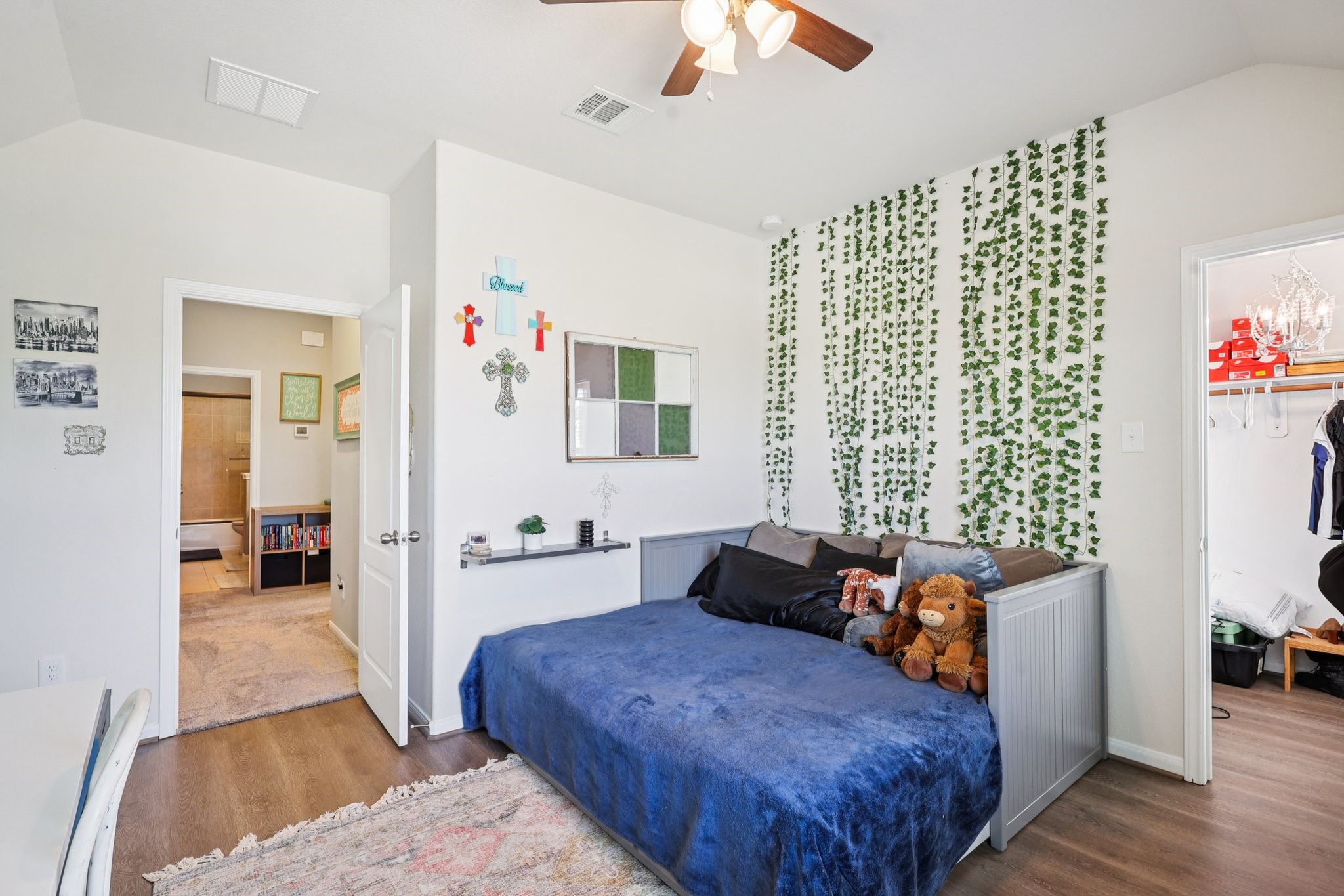 3663 Cottage Pines Lane Spring, TX 77386 - Photo 27 of 47 a bed room with a bed and a couch