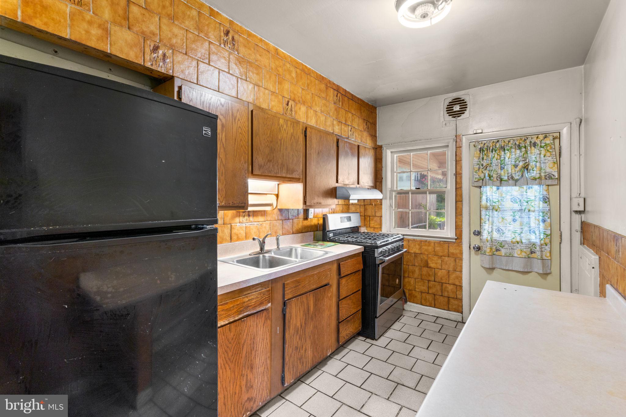 1601 Kingsway Road Baltimore, MD 21218 - Photo 10 of 31 Kitchen