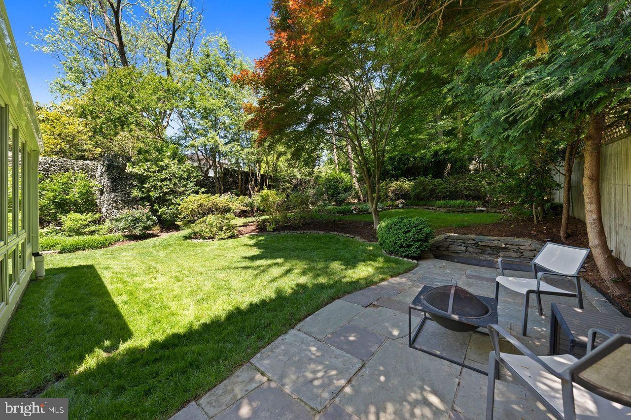 4555 W Street Northwest Washington, DC 20007 - Photo 27 of 34 a view of backyard with seating area and green space