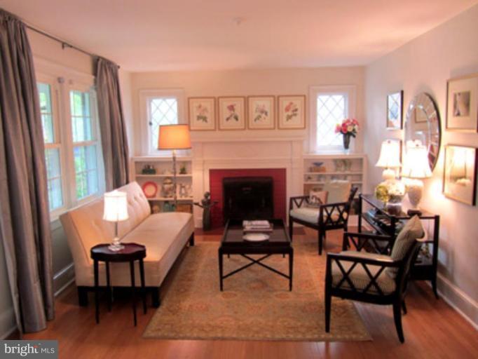 4714 16th Road North Arlington, VA 22207 - Photo 3 of 26 Living Room