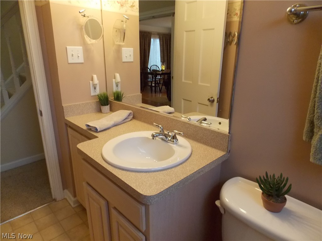 6299 South Canterbury Road Parma, OH 44129 - Photo 12 of 26 Lovely full bathroom on main level.