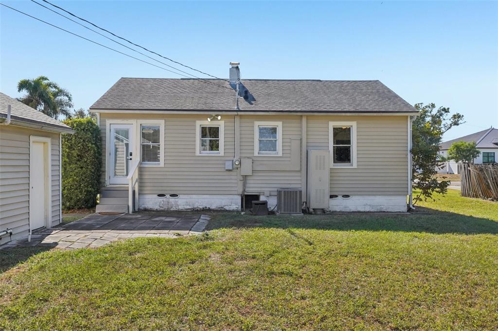 4809 33rd Avenue North St. Petersburg, FL 33713 - Photo 38 of 62 a front view of house with yard
